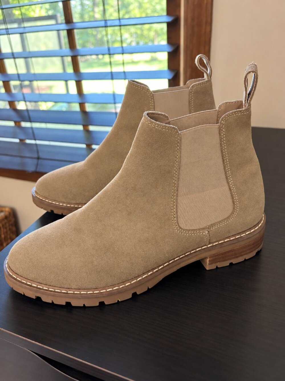 Steve Madden Taupe Suede Chelsea Ankle Boots Lug Sole Size 8